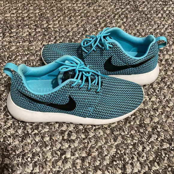 Turquoise Nike running shoes - Picture 2 of 5